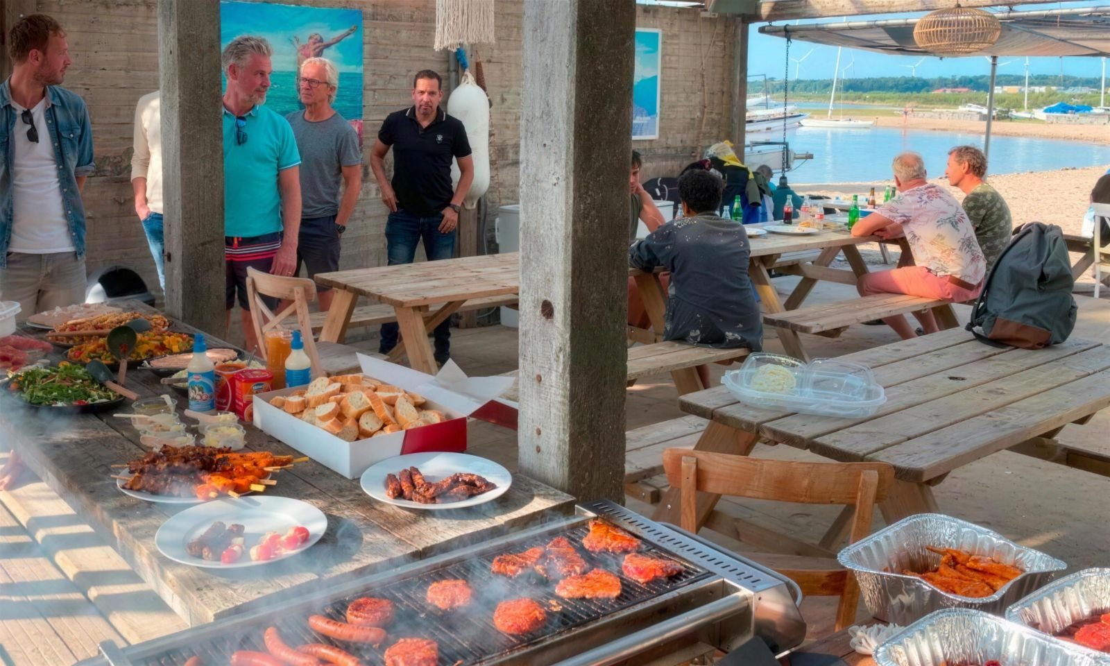 Groep aan tafel bij de BBQ op de locatie van Haddock Watersport