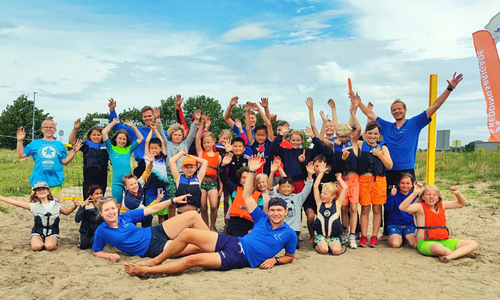 Kinderen op het strand tijdens het meivakantieprogramma